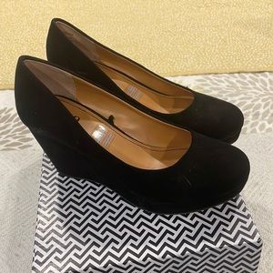 Black suede Wedges! 61/2